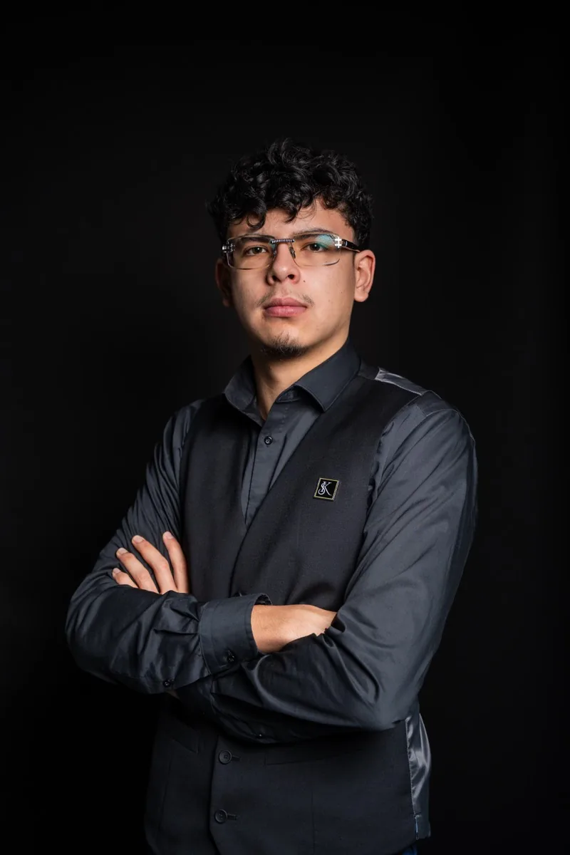 Portrait professionnel sur fond de studio, Orko Media Montréal